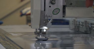 Otomatik tek başlı tek başlı iğne bilgisayar nakış makinesi / bilgisayar dikiş makineleri kumaşa çeşitli şeritler dikiyor. Otomatik dikiş makinesi, iş, giysi, tekstil kavramı.