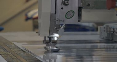 Otomatik tek başlı tek başlı iğne bilgisayar nakış makinesi / bilgisayar dikiş makineleri kumaşa çeşitli şeritler dikiyor. Otomatik dikiş makinesi, iş, giysi, tekstil kavramı.
