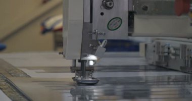 Otomatik tek başlı tek başlı iğne bilgisayar nakış makinesi / bilgisayar dikiş makineleri kumaşa çeşitli şeritler dikiyor. Otomatik dikiş makinesi, iş, giysi, tekstil kavramı.