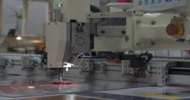 Otomatik tek başlı tek başlı iğne bilgisayar nakış makinesi / bilgisayar dikiş makineleri kumaşa çeşitli şeritler dikiyor. Otomatik dikiş makinesi, iş, giysi, tekstil kavramı.