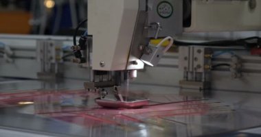 Otomatik tek başlı tek başlı iğne bilgisayar nakış makinesi / bilgisayar dikiş makineleri kumaşa çeşitli şeritler dikiyor. Otomatik dikiş makinesi, iş, giysi, tekstil kavramı.