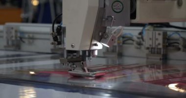 Otomatik tek başlı tek başlı iğne bilgisayar nakış makinesi / bilgisayar dikiş makineleri kumaşa çeşitli şeritler dikiyor. Otomatik dikiş makinesi, iş, giysi, tekstil kavramı.