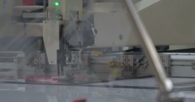 Otomatik tek başlı tek başlı iğne bilgisayar nakış makinesi / bilgisayar dikiş makineleri kumaşa çeşitli şeritler dikiyor. Otomatik dikiş makinesi, iş, giysi, tekstil kavramı.