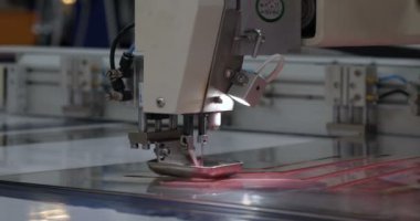 Otomatik tek başlı tek başlı iğne bilgisayar nakış makinesi / bilgisayar dikiş makineleri kumaşa çeşitli şeritler dikiyor. Otomatik dikiş makinesi, iş, giysi, tekstil kavramı.