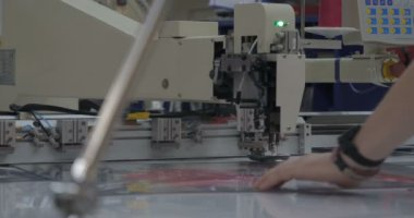 Otomatik tek başlı tek başlı iğne bilgisayar nakış makinesi / bilgisayar dikiş makineleri kumaşa çeşitli şeritler dikiyor. Otomatik dikiş makinesi, iş, giysi, tekstil kavramı.