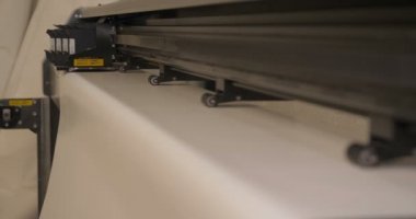 Yazdırma makinesi, kodu gelecekte kesmek için kağıt (kumaş) tarihine, saat koduna ve satırlara yazdırır. Konsept: Otomatik daktilo, Çok yakın, Fabrika, Dükkan, Hızlı çalışma, Örnekler.