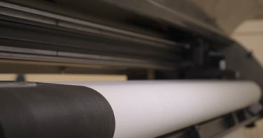 Yazdırma makinesi, kodu gelecekte kesmek için kağıt (kumaş) tarihine, saat koduna ve satırlara yazdırır. Konsept: Otomatik daktilo, Çok yakın, Fabrika, Dükkan, Hızlı çalışma, Örnekler.