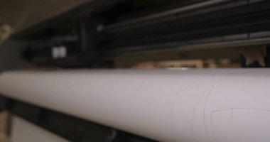 Yazdırma makinesi, kodu gelecekte kesmek için kağıt (kumaş) tarihine, saat koduna ve satırlara yazdırır. Konsept: Otomatik daktilo, Çok yakın, Fabrika, Dükkan, Hızlı çalışma, Örnekler.