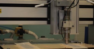 Otomatik tek başlı tek başlı iğne bilgisayar nakış makinesi / bilgisayar dikiş makineleri kumaşa çeşitli şeritler dikiyor. Otomatik dikiş makinesi, iş, giysi, tekstil kavramı.