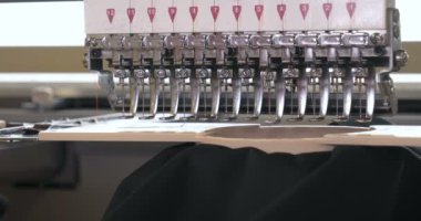 Otomatik tek başlı tek başlı iğne bilgisayar nakış makinesi / bilgisayar dikiş makineleri kumaşa çeşitli şeritler dikiyor. Otomatik dikiş makinesi, iş, giysi, tekstil kavramı.
