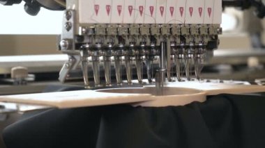 Otomatik tek başlı tek başlı iğne bilgisayar nakış makinesi / bilgisayar dikiş makineleri kumaşa çeşitli şeritler dikiyor. Otomatik dikiş makinesi, iş, giysi, tekstil kavramı.