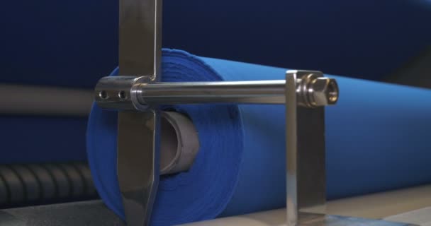 Швейной Фабрике Берут Образец Рулона Синей Ткани Проверяющего Качество Рулонной — стоковое видео