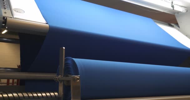 Fabryka Odzieży Pobiera Próbkę Rolki Niebieskiej Tkaniny Sprawdzając Jakość Kontroli — Wideo stockowe