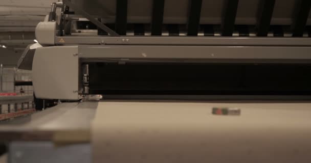 Die Druckmaschine Druckt Den Code Auf Das Papier Stoff Datum — Stockvideo