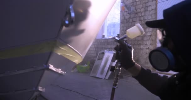 在慢动作中 一个穿着毛衣的职业 穿着工作服的职业 设置了油漆枪 开始画 放一层陶瓷 — 图库视频影像