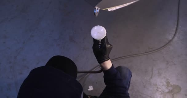 在慢动作中 一个穿着毛衣的职业 穿着工作服的职业 设置了油漆枪 开始画 放一层陶瓷 — 图库视频影像
