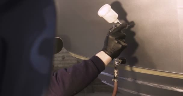 Câmera Lenta Homem Profissional Cara Uma Garagem Serviço Roupas Trabalho — Vídeo de Stock