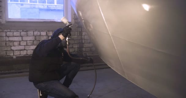 Slow Motion Professionell Man Kille Ett Garage Service Arbetskläder Klädd — Stockvideo