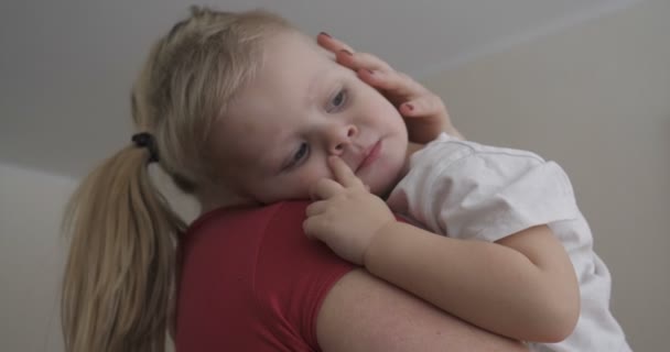 愛するお母さんは赤ちゃんにキス 子供を後悔 彼女の腕の中で揺れ 彼女の腕の中で眠るために赤ちゃんを置きます コンセプト 赤ちゃん劇 悲しみ — ストック動画