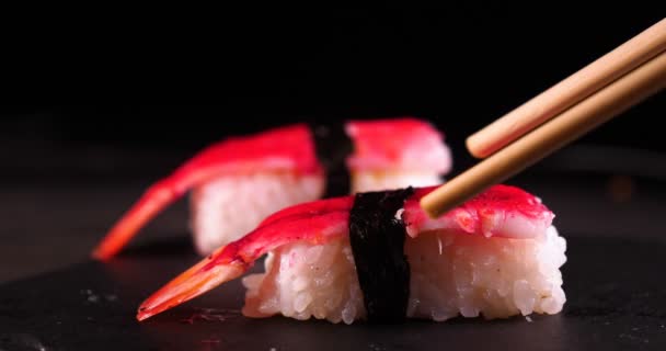 Auf Dunklem Hintergrund Auf Einem Tablett Gekocht Oder Gekauft Sushi — Stockvideo