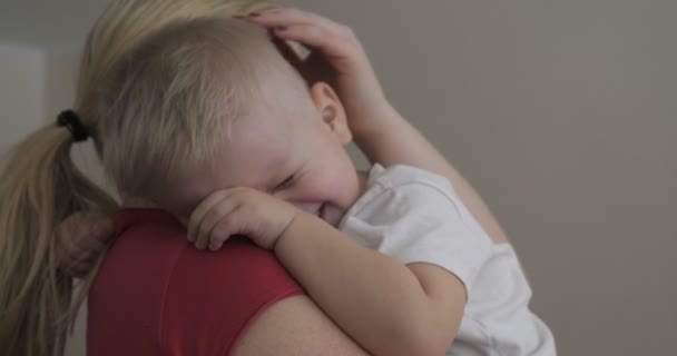 Mãe Amorosa Beija Bebê Lamenta Criança Agita Nos Braços Coloque — Vídeo de Stock