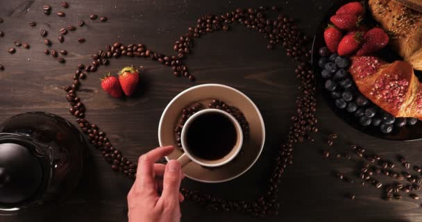 Sullo Sfondo Tavolo Legno Cuore Chicchi Caffè Esso Caffè Tazza — Video Stock