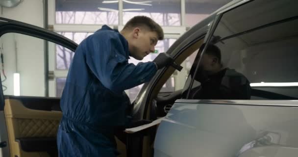 Muž Mužský Profesionál Pracovní Uniformě Stříkacími Pistolemi Rukou Respirátorem Ochranných — Stock video