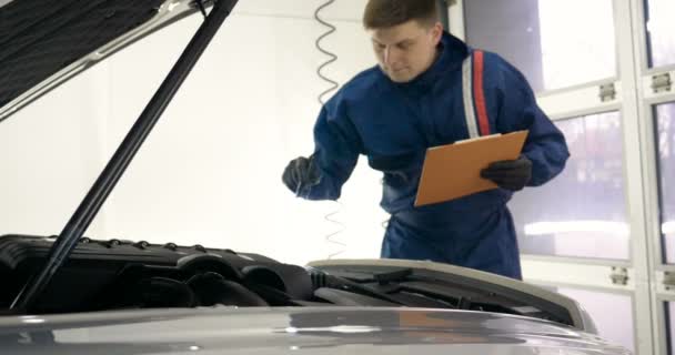 Rallentatore Uomo Maschio Professionista Uniforme Lavoro Con Pistole Spruzzo Mano — Video Stock