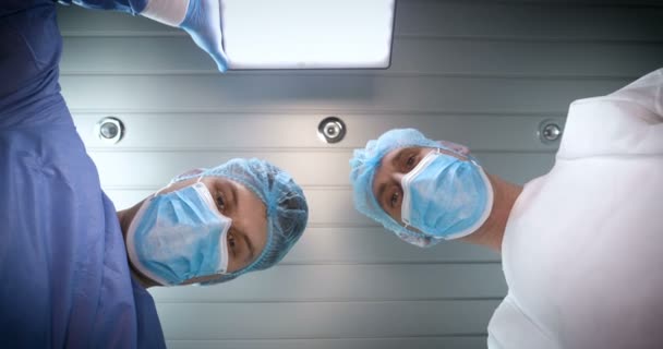 病院では 医師と医師のアシスタントが異なる医療ツールを使用して治療操作を行います 両方の医師は 彼らの頭飾りと手袋のローブを着ています コンセプト 歯科医師 — ストック動画