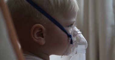 Küçük bir çocuk (çocuk), öksürük, hastalığın enfeksiyöz bronşit önlemek için kurtarmak için inhaler içine nefes, birden fazla kez nefes gerekir. Kavramı: Hastalık.