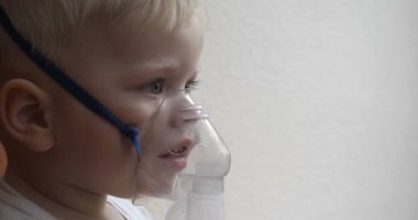 Küçük bir çocuk (çocuk), öksürük, hastalığın enfeksiyöz bronşit önlemek için kurtarmak için inhaler içine nefes, birden fazla kez nefes gerekir. Kavramı: Hastalık.