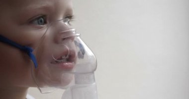 Küçük bir çocuk (çocuk), öksürük, hastalığın enfeksiyöz bronşit önlemek için kurtarmak için inhaler içine nefes, birden fazla kez nefes gerekir. Kavramı: Hastalık.