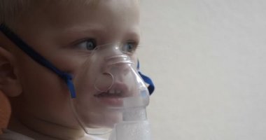 Küçük bir çocuk (çocuk), öksürük, hastalığın enfeksiyöz bronşit önlemek için kurtarmak için inhaler içine nefes, birden fazla kez nefes gerekir. Kavramı: Hastalık.