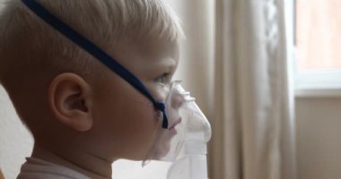 Küçük bir çocuk (çocuk), öksürük, hastalığın enfeksiyöz bronşit önlemek için kurtarmak için inhaler içine nefes, birden fazla kez nefes gerekir. Kavramı: Hastalık.