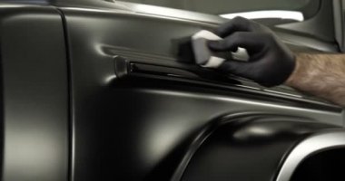 Araba boyama ve seramik iki profesyonel ustalar bir araba deteyling merkezinde, bir mikro fiber ve bez kullanarak seramik bir tabaka bindirme. Konsept: Servis, Yeni araba, Yenile.