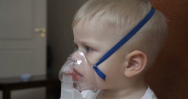 Küçük bir çocuk (çocuk), öksürük, hastalığın enfeksiyöz bronşit önlemek için kurtarmak için inhaler içine nefes, birden fazla kez nefes gerekir. Kavramı: Hastalık.