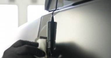 Araba boyama ve seramik iki profesyonel ustalar bir araba deteyling merkezinde, bir mikro fiber ve bez kullanarak seramik bir tabaka bindirme. Konsept: Servis, Yeni araba, Yenile.