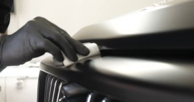Araba boyama ve seramik iki profesyonel ustalar bir araba deteyling merkezinde, bir mikro fiber ve bez kullanarak seramik bir tabaka bindirme. Konsept: Servis, Yeni araba, Yenile.