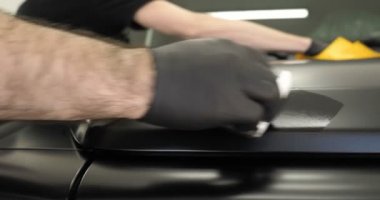 Araba boyama ve seramik iki profesyonel ustalar bir araba deteyling merkezinde, bir mikro fiber ve bez kullanarak seramik bir tabaka bindirme. Konsept: Servis, Yeni araba, Yenile.