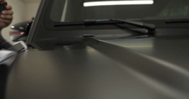 Araba boyama ve seramik iki profesyonel ustalar bir araba deteyling merkezinde, bir mikro fiber ve bez kullanarak seramik bir tabaka bindirme. Konsept: Servis, Yeni araba, Yenile.