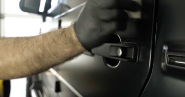 Araba boyama ve seramik iki profesyonel ustalar bir araba deteyling merkezinde, bir mikro fiber ve bez kullanarak seramik bir tabaka bindirme. Konsept: Servis, Yeni araba, Yenile.