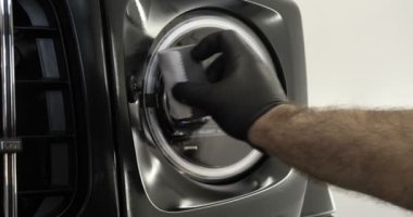 Araba boyama ve seramik iki profesyonel ustalar bir araba deteyling merkezinde, bir mikro fiber ve bez kullanarak seramik bir tabaka bindirme. Konsept: Servis, Yeni araba, Yenile.