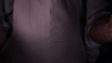 Fırında, taze ekmek pişirdikten sonra bir fırın ekmeğin üzerine toz tozu (un) toz kevgir (elleriyle) serpiştirir. Kavramı: Taze ekmek, Ev yapımı, eller, Yavaş Hareket.