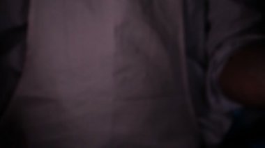 Fırında, taze ekmek pişirdikten sonra bir fırın ekmeğin üzerine toz tozu (un) toz kevgir (elleriyle) serpiştirir. Kavramı: Taze ekmek, Ev yapımı, eller, Yavaş Hareket.