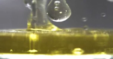 Yağ kabarcıkları farklı reaksiyonlar deneyler, kabarcıklar farklı renklerde. Konsept: Renkler, Kırmızı, Sarı, Beyaz, Mavi, Yeşil, Farklı boyut, Farklı kabarcıklar, Çok Yakın.