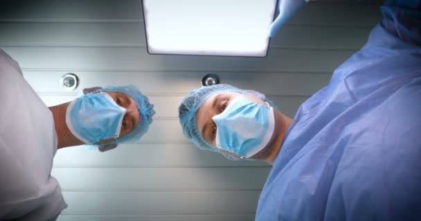 在医院里 医生和医生的助手使用不同的医疗工具进行治疗手术 两位医生都穿着长袍 戴着头饰和手套 牙科医生 — 图库视频影像
