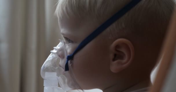 Маленький Мальчик Ребенок Кашле Инфекционном Бронхите Болезни Вдыхает Ингалятор Восстановиться — стоковое видео