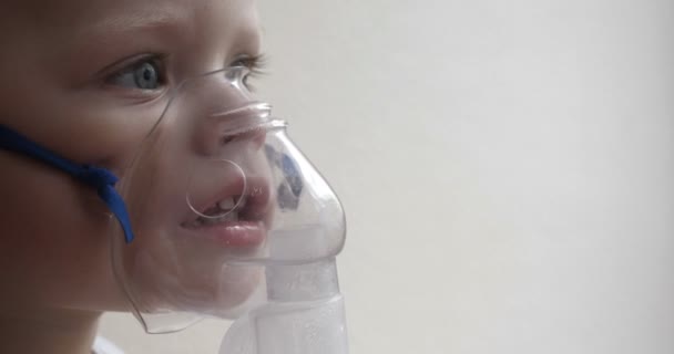 Petit Garçon Enfant Toussant Bronchite Infectieuse Maladie Respire Dans Inhalateur — Video