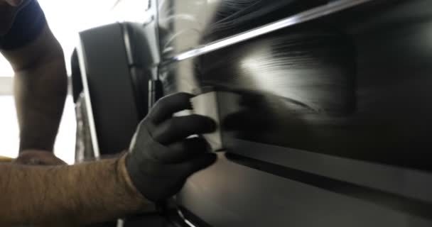 Dva Profesionální Mistři Automobilové Malbě Keramice Překryjí Vrstvu Keramiky Pomocí — Stock video