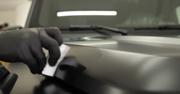 Dva Profesionální Mistři Automobilové Malbě Keramice Překryjí Vrstvu Keramiky Pomocí — Stock video